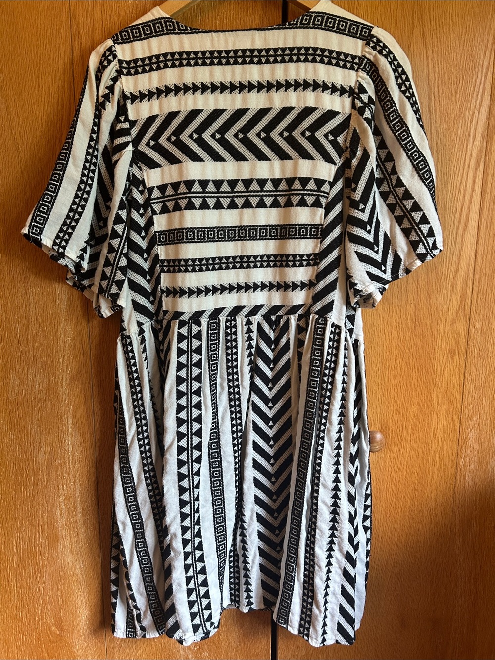 Old Navy Black & White Tribal Geometric V-Neck Dress - Picture 2 of 3